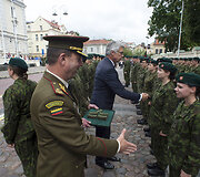 Jaunesniųjų karininkų vadų mokymų pirmojo karininko laipsnio suteikimo ceremonija