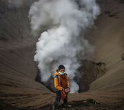 Indonezijos &scaron;ventė, kurios metu aukojama aktyviam ugnikalniui