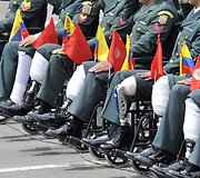 Kolumbijos kariniame parade dalyvaujantys sužeisti kariai