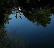 Besimaudantys žmonės Ispanijos upėje