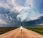 Drąsi fotosesija greta besiartinančio tornado Kanzase