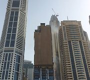 Dubajuje dega vienas dangoraižių