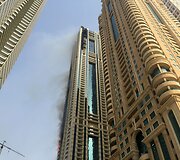 Dubajuje dega vienas dangoraižių