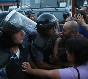 Jerevane tęsiantis įkaitų krizei protestuotojai susirėmė su policija