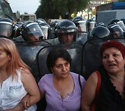 Jerevane tęsiantis įkaitų krizei protestuotojai susirėmė su policija
