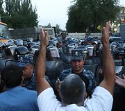 Jerevane tęsiantis įkaitų krizei protestuotojai susirėmė su policija