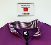 Donaldo Trumpo užsakymu gaminti mar&scaron;kinėliai su &scaron;alies, kurioje jie pagaminti vėliava