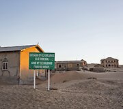 Smėlio užpustytas apleistas kalnakasių miestelis Namibijoje