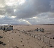 Smėlio užpustytas apleistas kalnakasių miestelis Namibijoje