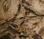 Žmonių skeletais puo&scaron;ta Sedleco kaulų koplyčia Čekijoje
