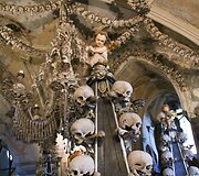 Žmonių skeletais puo&scaron;ta Sedleco kaulų koplyčia Čekijoje