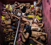 Perpildytame Filipinų kalėjimė kaliniai miega ant laiptų