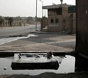 Berniukas atsivėsina baloje Egipto sostinėje