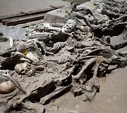 Archeologinių kasinėjimų metu Atėnų kapinėse rasti grandinėmis surakinti žmonių skeletai 