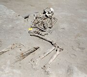 Archeologinių kasinėjimų metu Atėnų kapinėse rasti grandinėmis surakinti žmonių skeletai 