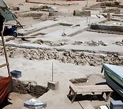 Archeologinių kasinėjimų metu Atėnų kapinėse rasti grandinėmis surakinti žmonių skeletai 