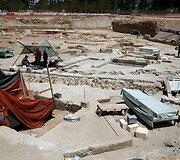 Archeologinių kasinėjimų metu Atėnų kapinėse rasti grandinėmis surakinti žmonių skeletai 