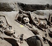 Archeologinių kasinėjimų metu Atėnų kapinėse rasti grandinėmis surakinti žmonių skeletai 