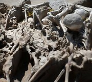 Archeologinių kasinėjimų metu Atėnų kapinėse rasti grandinėmis surakinti žmonių skeletai 