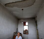Vir&scaron; anglies &scaron;achtų atsidūręs miestelis Kinijoje i&scaron; lėto smenga į žemę