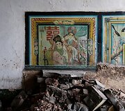 Vir&scaron; anglies &scaron;achtų atsidūręs miestelis Kinijoje i&scaron; lėto smenga į žemę