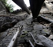 Vir&scaron; anglies &scaron;achtų atsidūręs miestelis Kinijoje i&scaron; lėto smenga į žemę