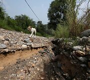 Vir&scaron; anglies &scaron;achtų atsidūręs miestelis Kinijoje i&scaron; lėto smenga į žemę
