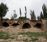 Vir&scaron; anglies &scaron;achtų atsidūręs miestelis Kinijoje i&scaron; lėto smenga į žemę
