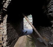 Vir&scaron; anglies &scaron;achtų atsidūręs miestelis Kinijoje i&scaron; lėto smenga į žemę