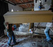 Venesueloje, stingant pinigų, artimieji laidojami karstuose i&scaron; medžio drožlių plok&scaron;čių ar net kartono