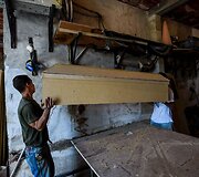 Venesueloje, stingant pinigų, artimieji laidojami karstuose i&scaron; medžio drožlių plok&scaron;čių ar net kartono