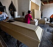 Venesueloje, stingant pinigų, artimieji laidojami karstuose i&scaron; medžio drožlių plok&scaron;čių ar net kartono