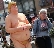 Nuogo Donaldo Trumpo skulptūra Niujorke