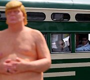 Nuogo Donaldo Trumpo skulptūra Niujorke