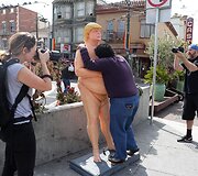 Nuogo Donaldo Trumpo skulptūra Niujorke