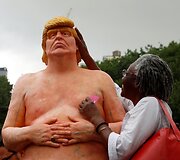 Nuogo Donaldo Trumpo skulptūra Niujorke