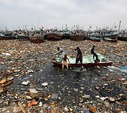 Pakistaniečiai renka vertingesnius daiktus i&scaron; užter&scaron;to vandens telkinio