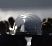 Sportininkės ne&scaron;asi valtį į irklavimo rungtį Rio de Žaneire