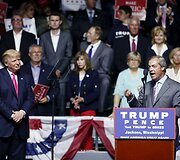 Nigelas Farage'as dalyvavo respublikonų kandidato į JAV prezidentus Donaldo Trumpo kampanijos renginyje Misisipės valstijoje