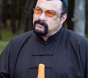 Stevenas Seagalas Baltarusijoje ragavo A.Luka&scaron;enkos užaugintų daržovių
