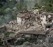 Gelbėtojai ie&scaron;ko po griuvėsiais esančių žmonių Italijoje