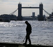 Temzės upės purve lobių ie&scaron;kantys britai džiaugiasi rastais objektais