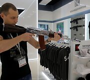 Maskvos oro uoste atidaryta Kala&scaron;nikovo ginklų ir suvenyrų parduotuvė