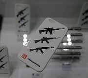 Maskvos oro uoste atidaryta Kala&scaron;nikovo ginklų ir suvenyrų parduotuvė