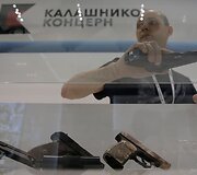 Maskvos oro uoste atidaryta Kala&scaron;nikovo ginklų ir suvenyrų parduotuvė