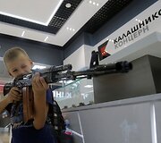 Maskvos oro uoste atidaryta Kala&scaron;nikovo ginklų ir suvenyrų parduotuvė