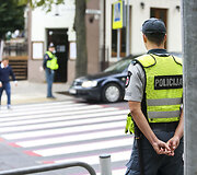 Policininkai budi prie pėsčiųjų perėjos per rugsėjo 1-ąją