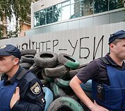 Ukrainiečių televizijos &bdquo;Inter TV&ldquo; studija, padegta protestuotojų, nepatenkinti &bdquo;prorusi&scaron;ka&ldquo; &scaron;io kanalo platforma