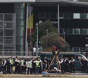 Judėjimo &bdquo;Black Lives Matter&ldquo; protestuotojai blokavo Londono oro uostą