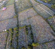 Lankytojų paliktos palapinės ir &scaron;iuk&scaron;lės po Redingo festivalio Didžiojoje Britanijoje